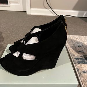 Jessica Simpson black wedges